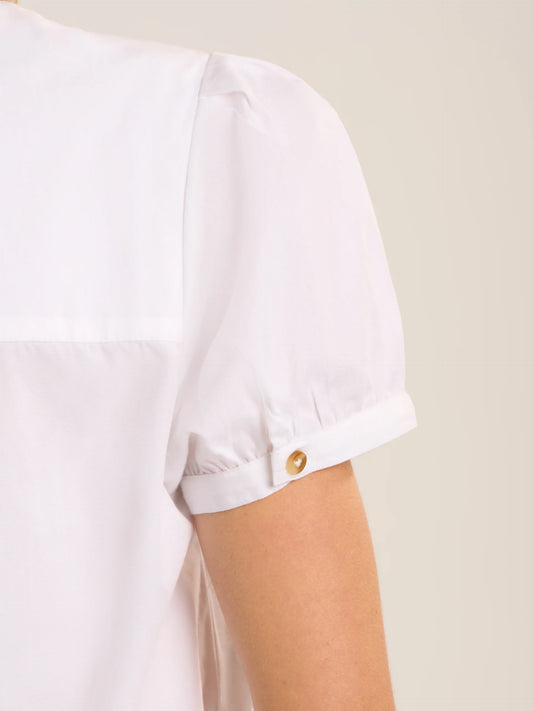 Detailaufnahme Kurzarm mit kleinem Knopf und leichtem Puff