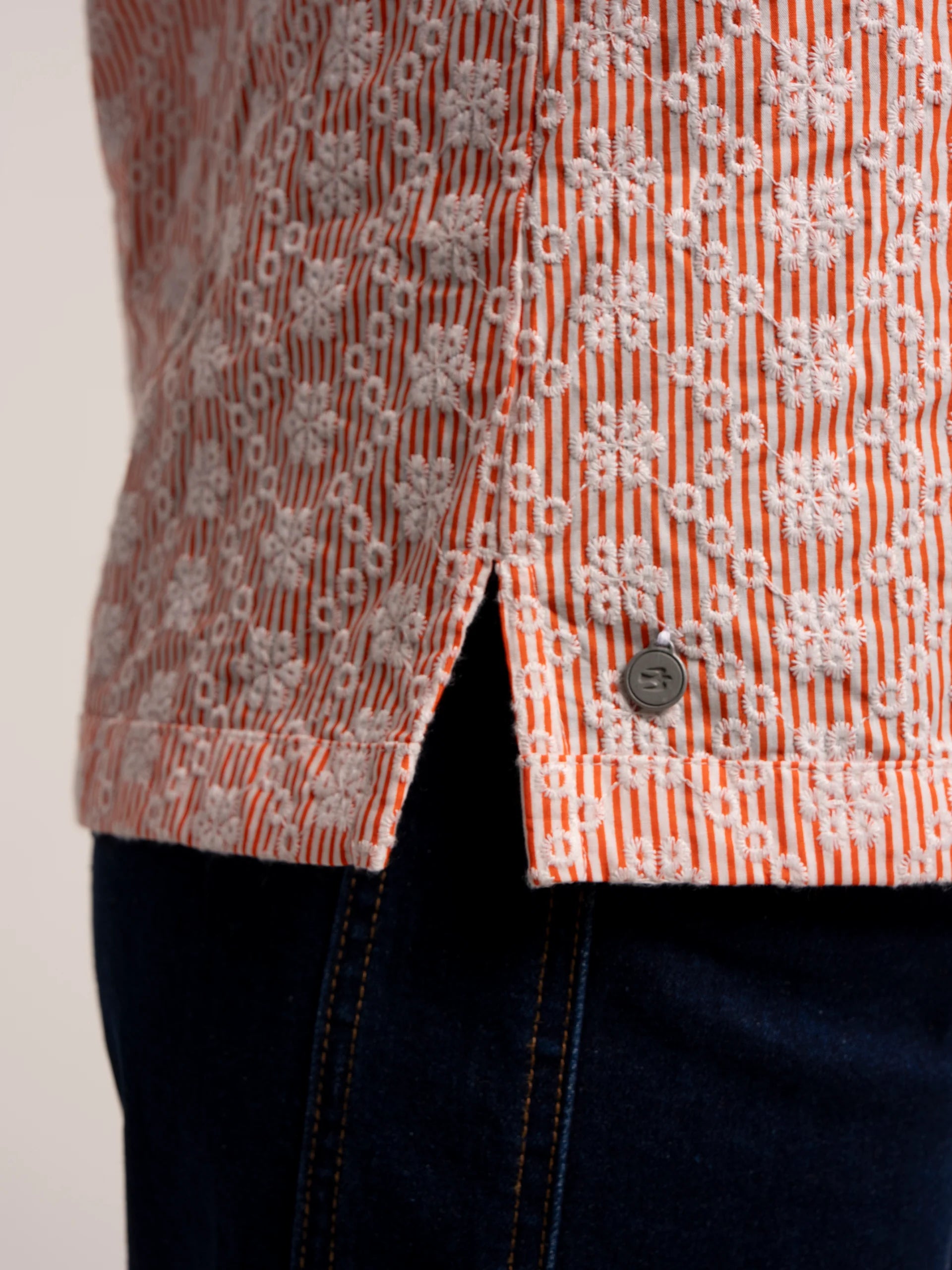 Bestickte Damenbluse in Korallton
