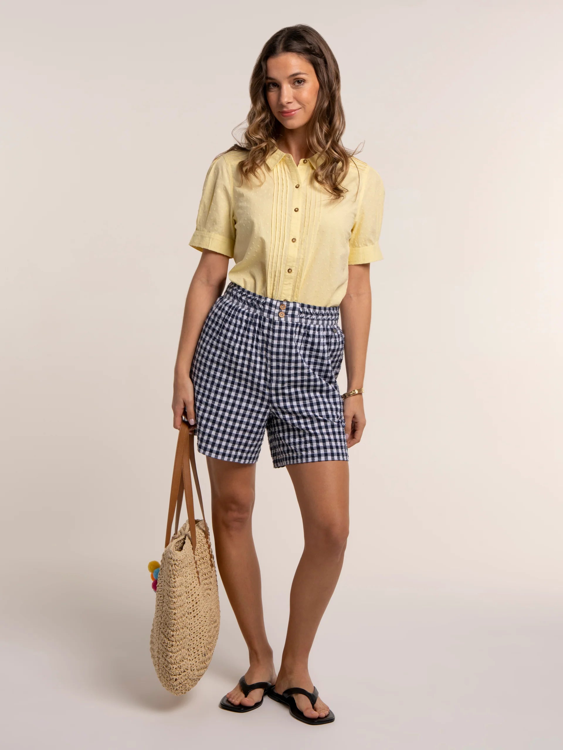Sommerliche Baumwollbluse in Gelb kombiniert mit Shorts
