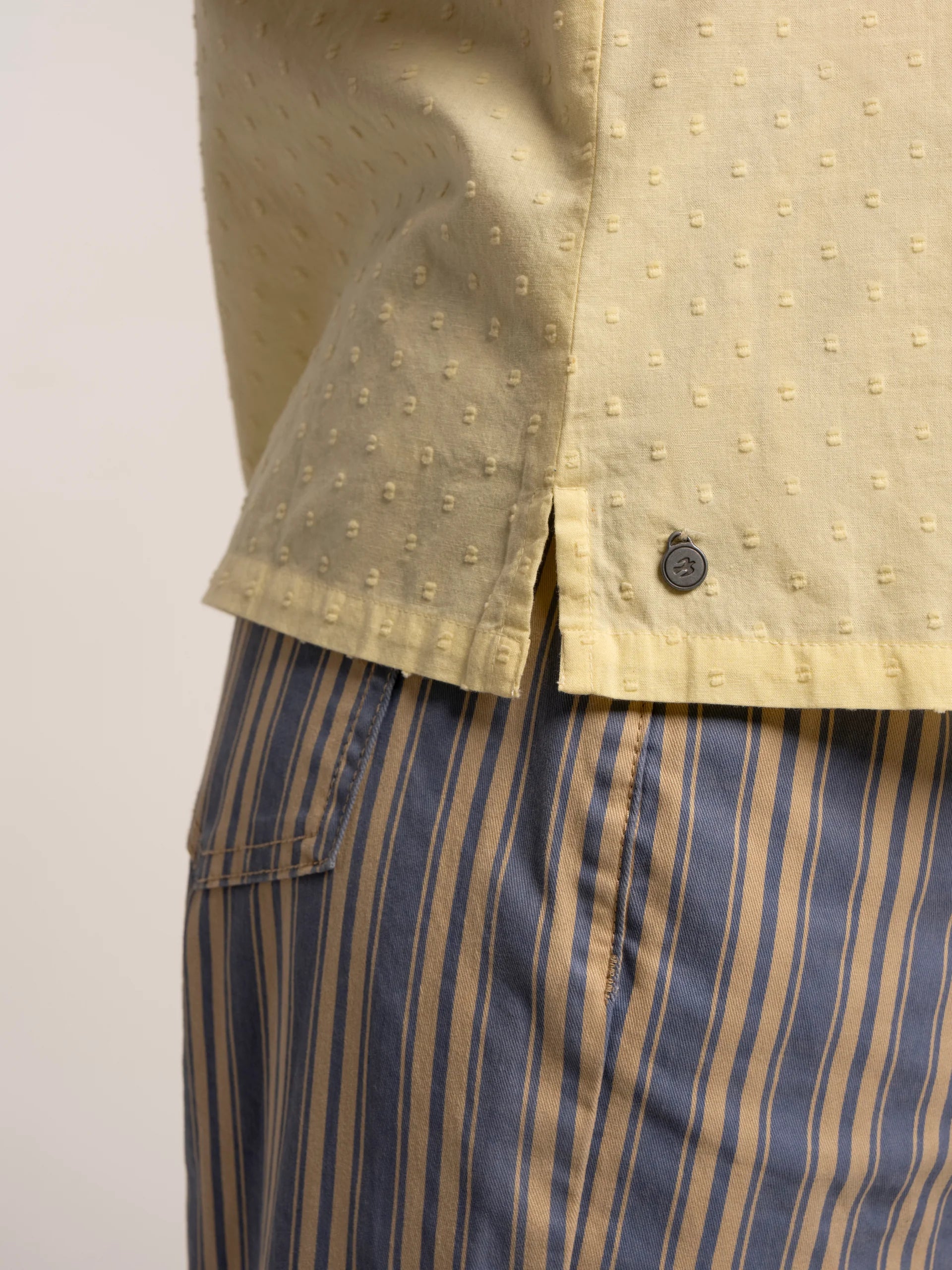 Detailaufnahme der strukturierten Baumwollbluse mit Knopfleiste
