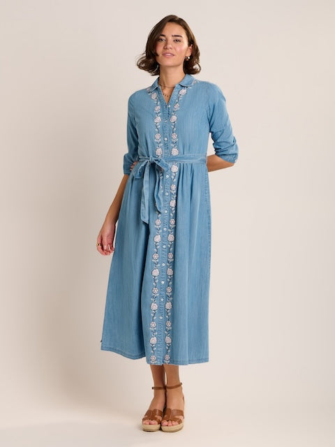 Brakeburn Viviana Denim Maxi Kleid mit floraler Stickerei vorne getragen