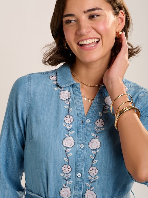 Nahaufnahme von Kragen und Knopfleiste in Perlmuttoptik