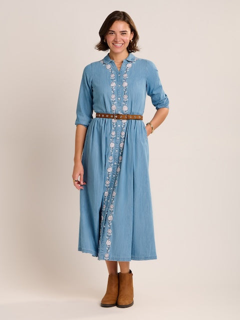 Ganzkörperansicht des bestickten Hemdblusenkleids mit Taillengürtel