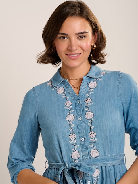 Detailaufnahme der aufwendigen Blumenstickerei am Vorderteil