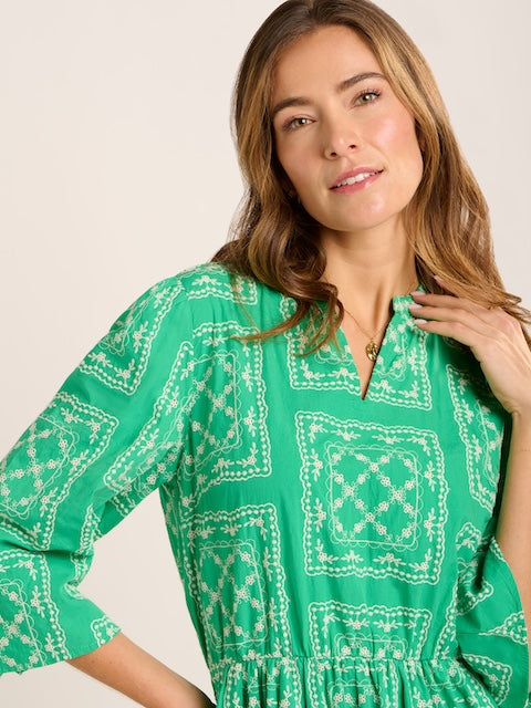 Detailaufnahme der geometrischen Stickerei und Notch-Neckline