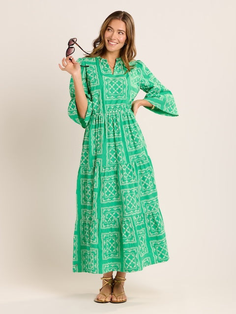 Grünes Clarisa Maxi Kleid mit weißer Schifflistickerei vorne getragen