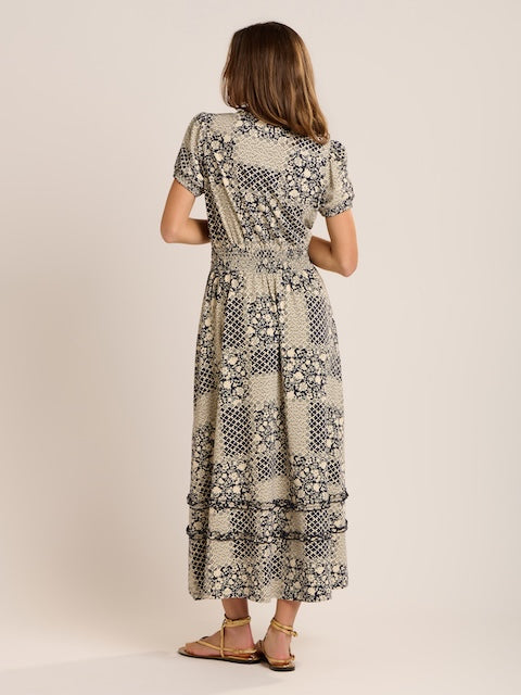 Rückenansicht des Maxi Jersey Kleides mit elastischer Taille