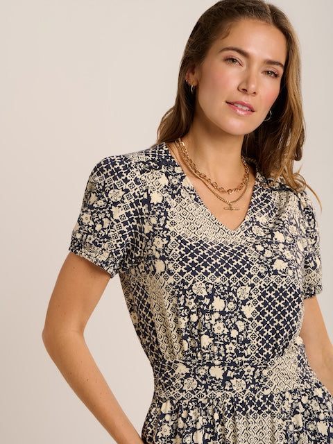 Detailaufnahme V-Ausschnitt und Muster im Vintage-Stil