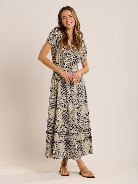 Brakeburn Katerina Jersey Maxi Kleid mit Patchwork Print vorne getragen