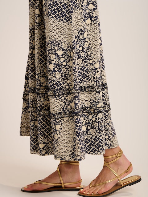 Detailansicht der Rockpartie mit Rüschen und Patchwork-Muster