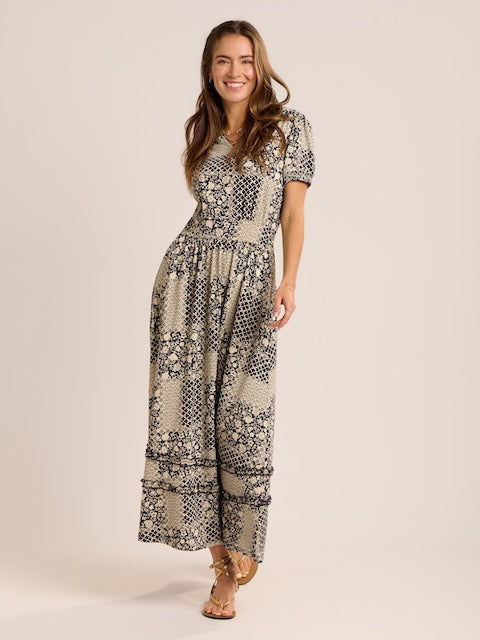 Ganzkörperansicht des Maxikleids mit Sandalen kombiniert