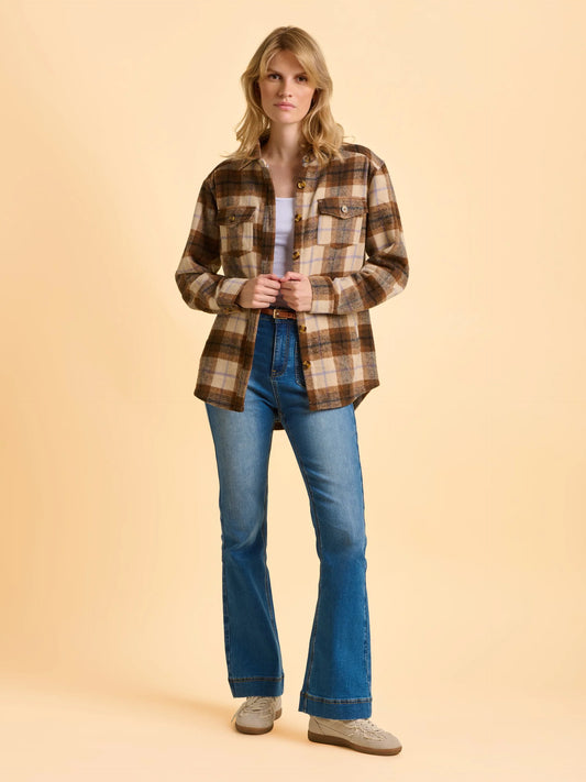 damen shacket casual look jeans outfit