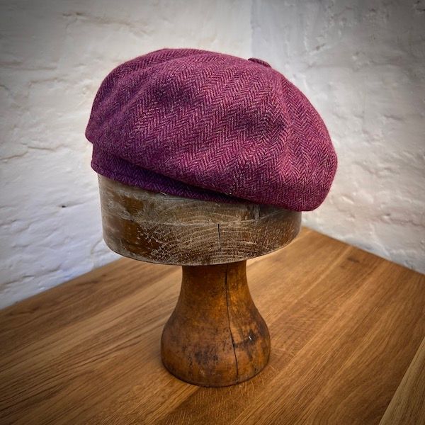 1957 Barett Fuchsia – Damenhut aus Donegal Tweed von Magee 1866 mit Knopf und Steg