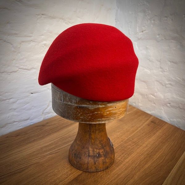 Barett Femke rot – Damenhut aus Wollfilz im 20er-Jahre Stil