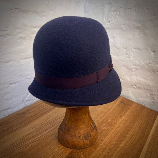 1920 Glockenhut Nacht Pflaume – eleganter Damenhut aus Wollfilz im Stil der 20er Jahre