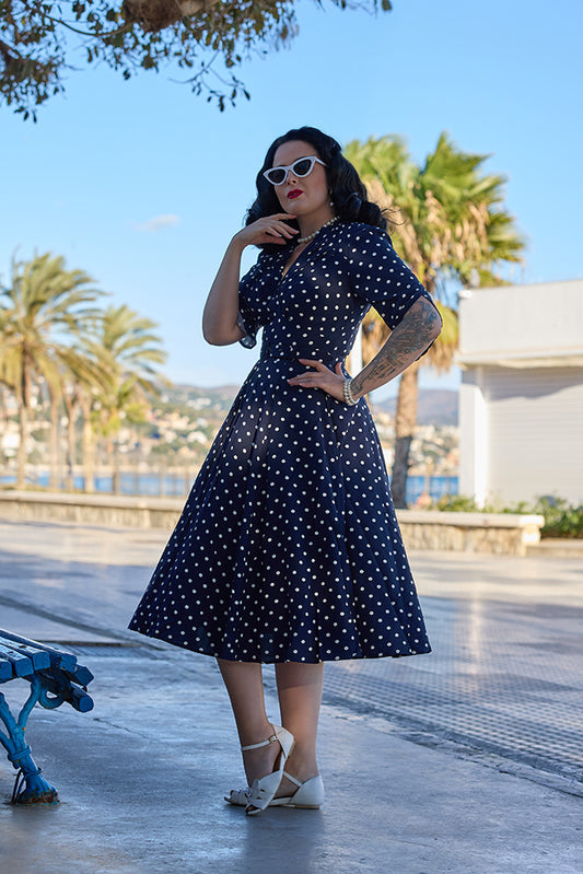 Vintage Damenkleid mit Punkten und schwingendem Rock