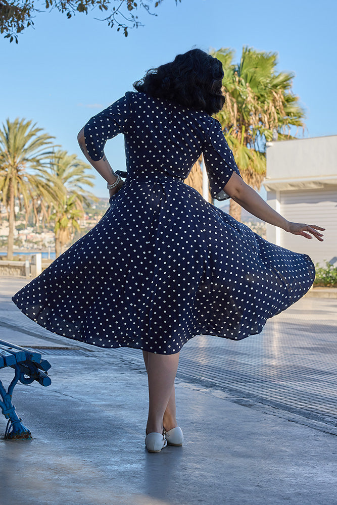 Polka Dot Kleid im 1950er Stil mit Gürtel