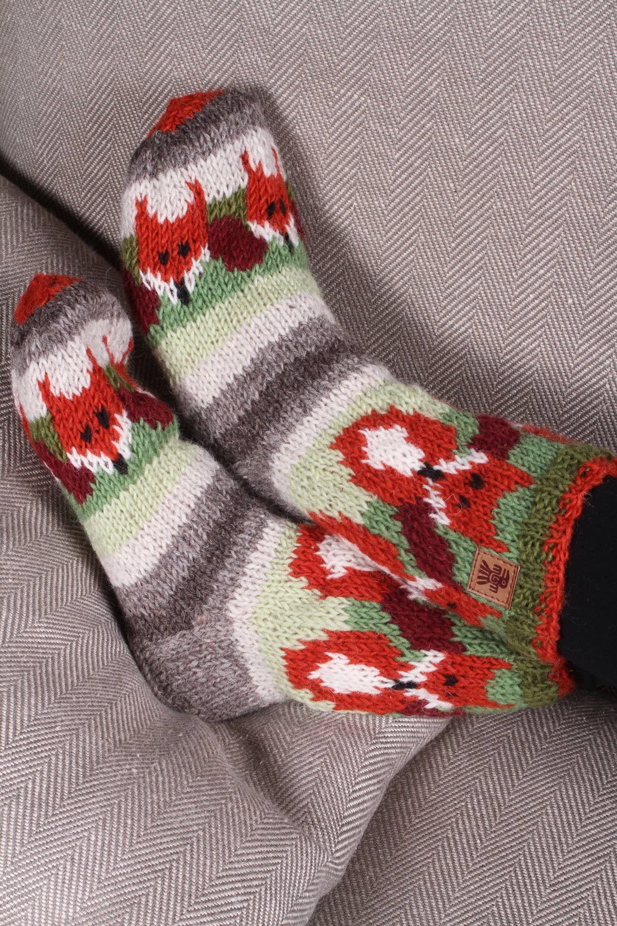 Pachamama Fair Isle Wollsocken mit rot orangem Fuchsmuster getragen