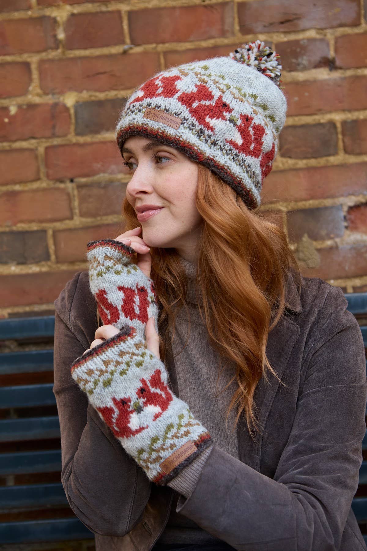 Fingerlose Wollhandschuhe mit Eichhörnchenmotiv in Grau und Rost von Pachamama – Produktfoto 2