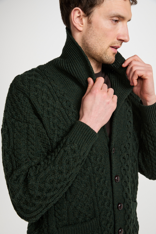 Herren Merino Cardigan Grün Detail Schalkragen und Knopfleiste