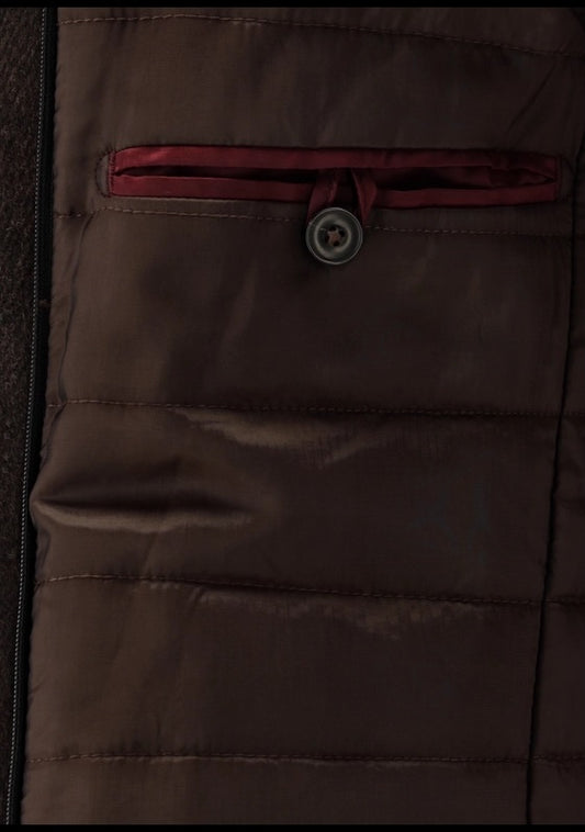 Detailaufnahme CG Mats Herrenmantel mit Stehkragen und Westeneinsatz