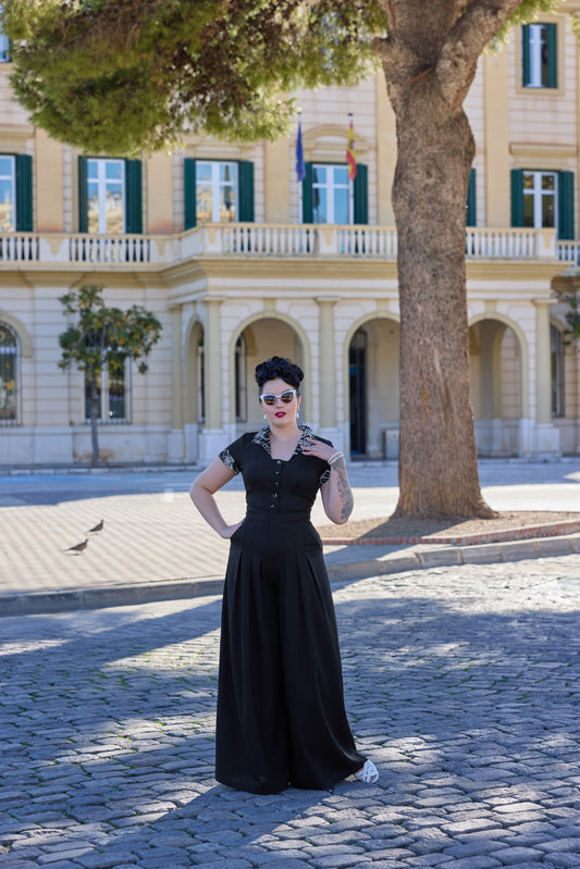 Outfit mit schwarzer Bluse und weiter Hose – elegante Vintage Mode