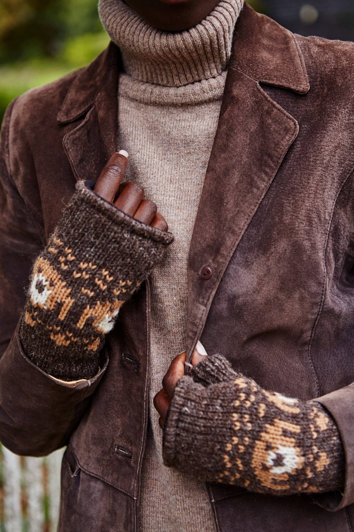 Fingerlose braune Wollhandschuhe Pooch mit Hundemotiv von Pachamama – Produktfoto 2