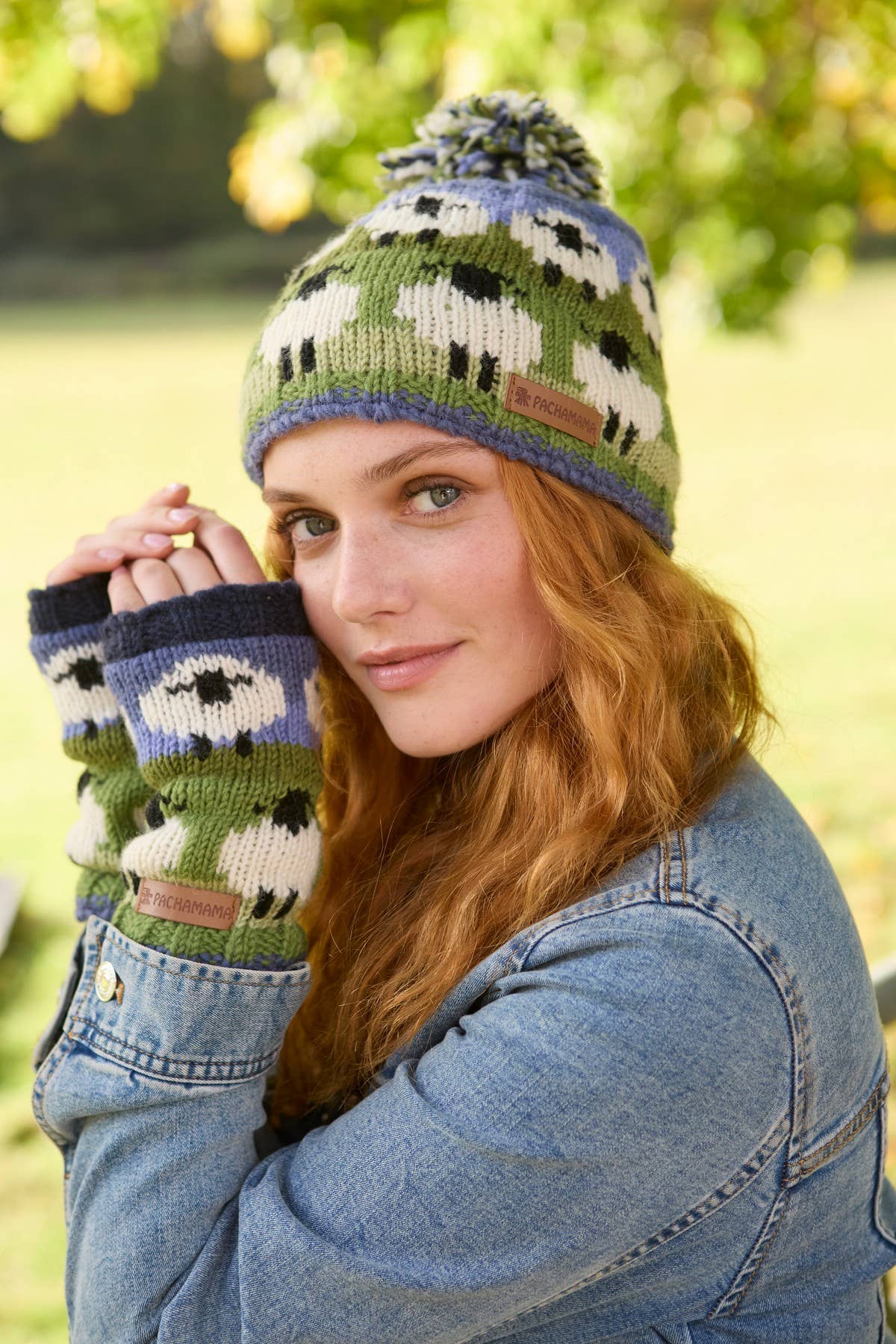 Fingerlose Wollhandschuhe Schafherde mit Schafmotiv von Pachamama