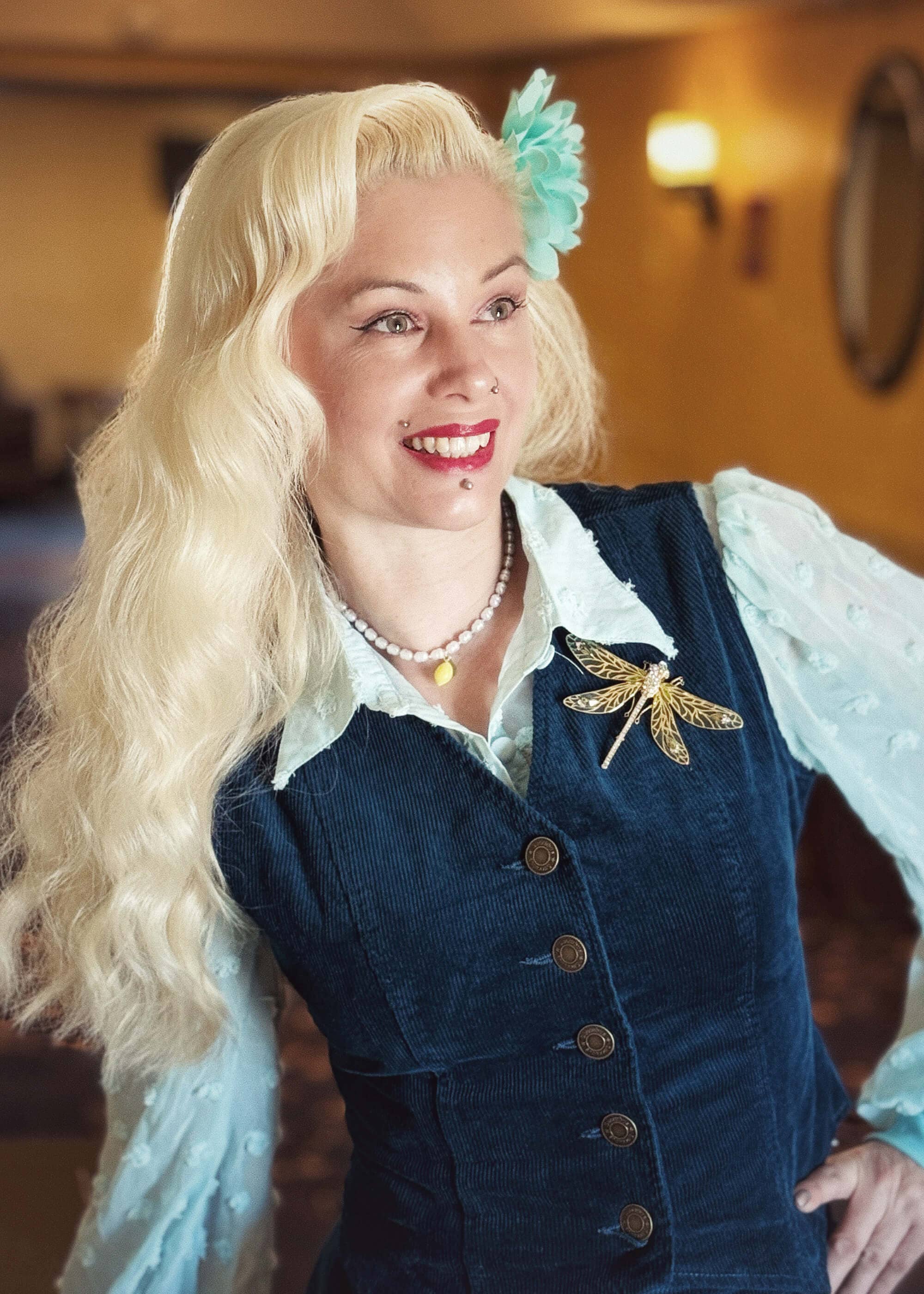 Türkise Vintage Cordweste Pam von Succubus Clothing mit Bluse kombiniert