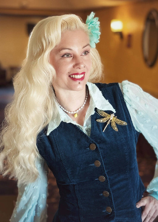 Türkise Vintage Cordweste Pam von Succubus Clothing mit Bluse kombiniert
