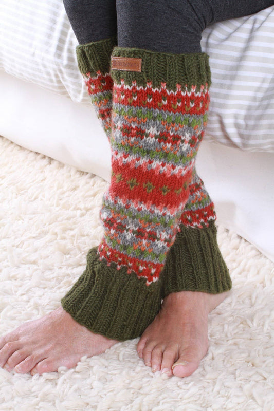 Pachamama Iona Beinstulpen in Moosgrün getragen als winterliches Accessoire