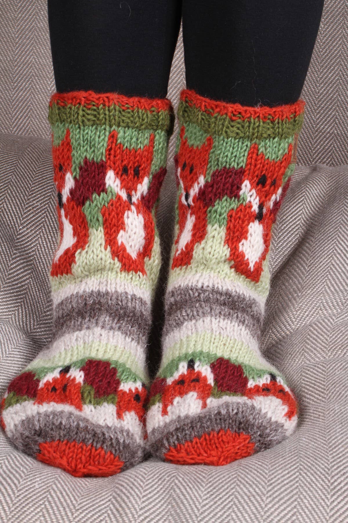 Pachamama Wollsocken mit rot orangem Fuchsmuster freigestellt