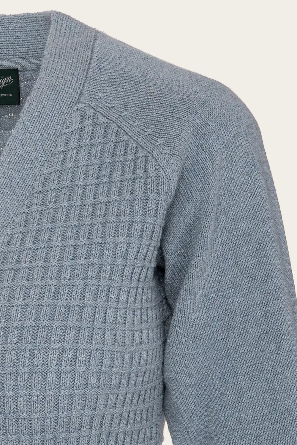 Vintage-inspirierte Strickjacke mit Zopfmuster und Raglanärmeln