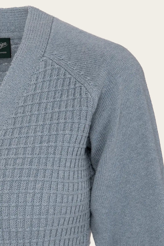 Vintage-inspirierte Strickjacke mit Zopfmuster und Raglanärmeln