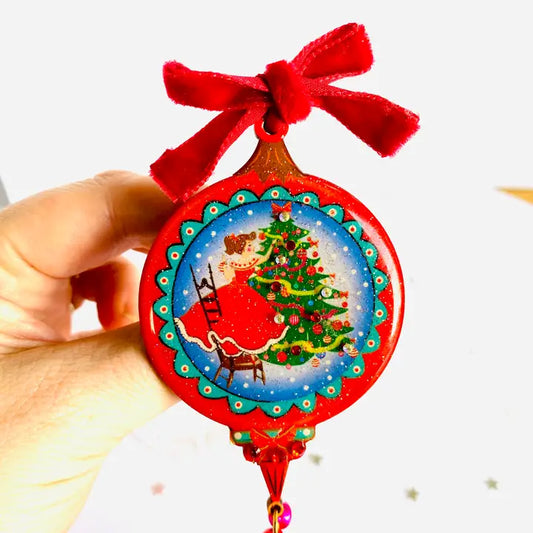 Mid Century Weihnachtskugel-Brosche mit Samtschleife und Glöckchen