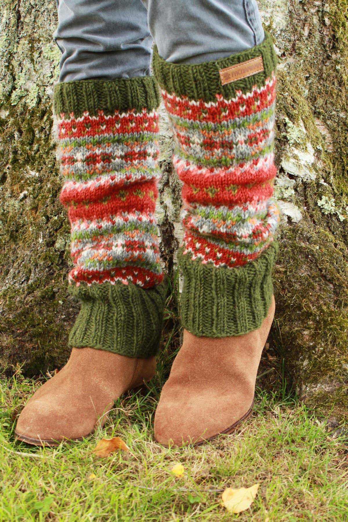 Pachamama Iona Fair Isle Beinstulpen in Moosgrün mit Rot und Creme zu Stiefeln