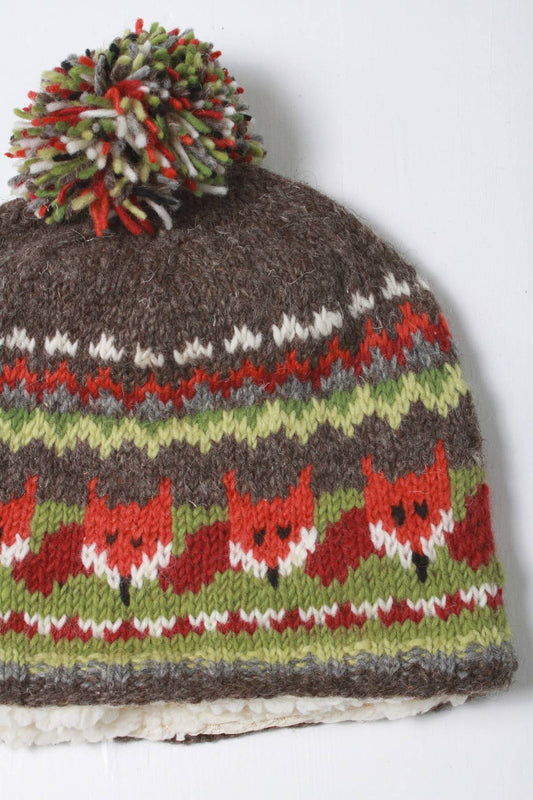 Handgestrickte Wollmütze mit Füchsen im Fair Isle Muster