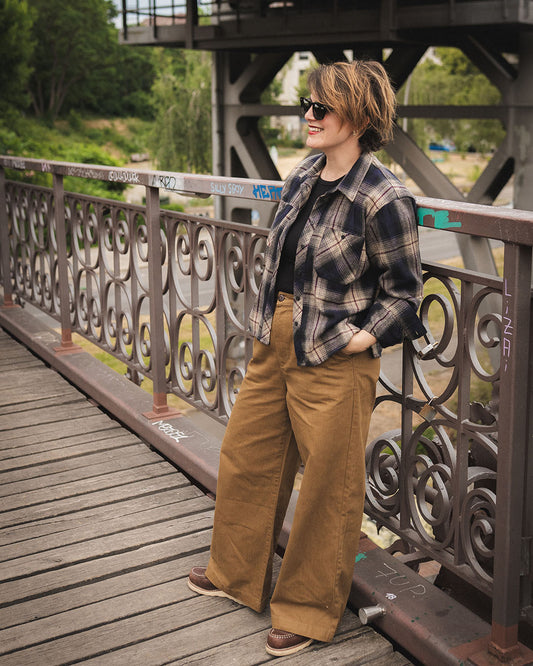 Pike Brothers Dale Shirt Damen im 40er-Jahre-Workwear-Stil – blau-beiges Karohemd kombiniert mit weiter brauner Hose
