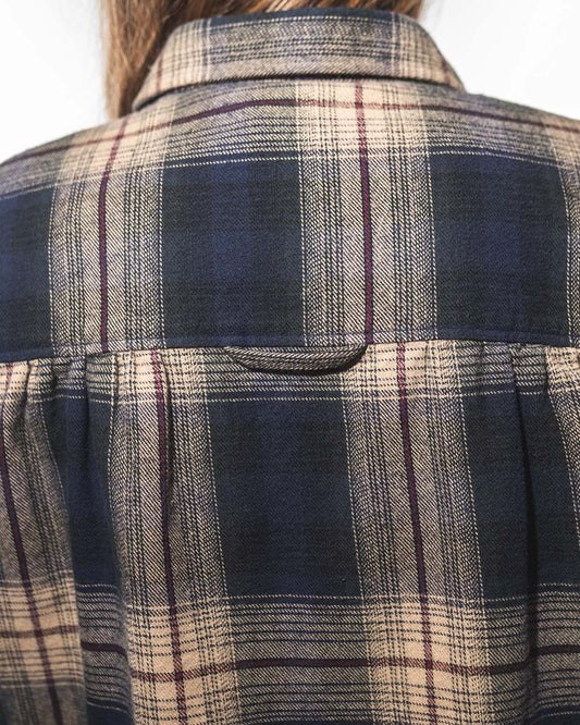 Ann Sheppard Dale Shirt von Pike Brothers – Rückenansicht mit klassischer Rückenpasse, Kellerfalte und blau-beigem Karomuster