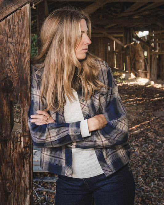 Pike Brothers Dale Shirt Blue Beige Check – Damen Westernhemd aus kariertem Flanell, offen über einem cremefarbenen Strickpullover getragen