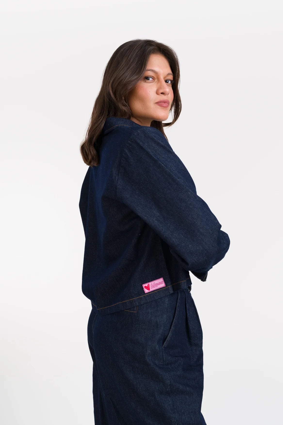 LaLamour Abby Overshirt Denim Dark Blue – seitliche Trageansicht