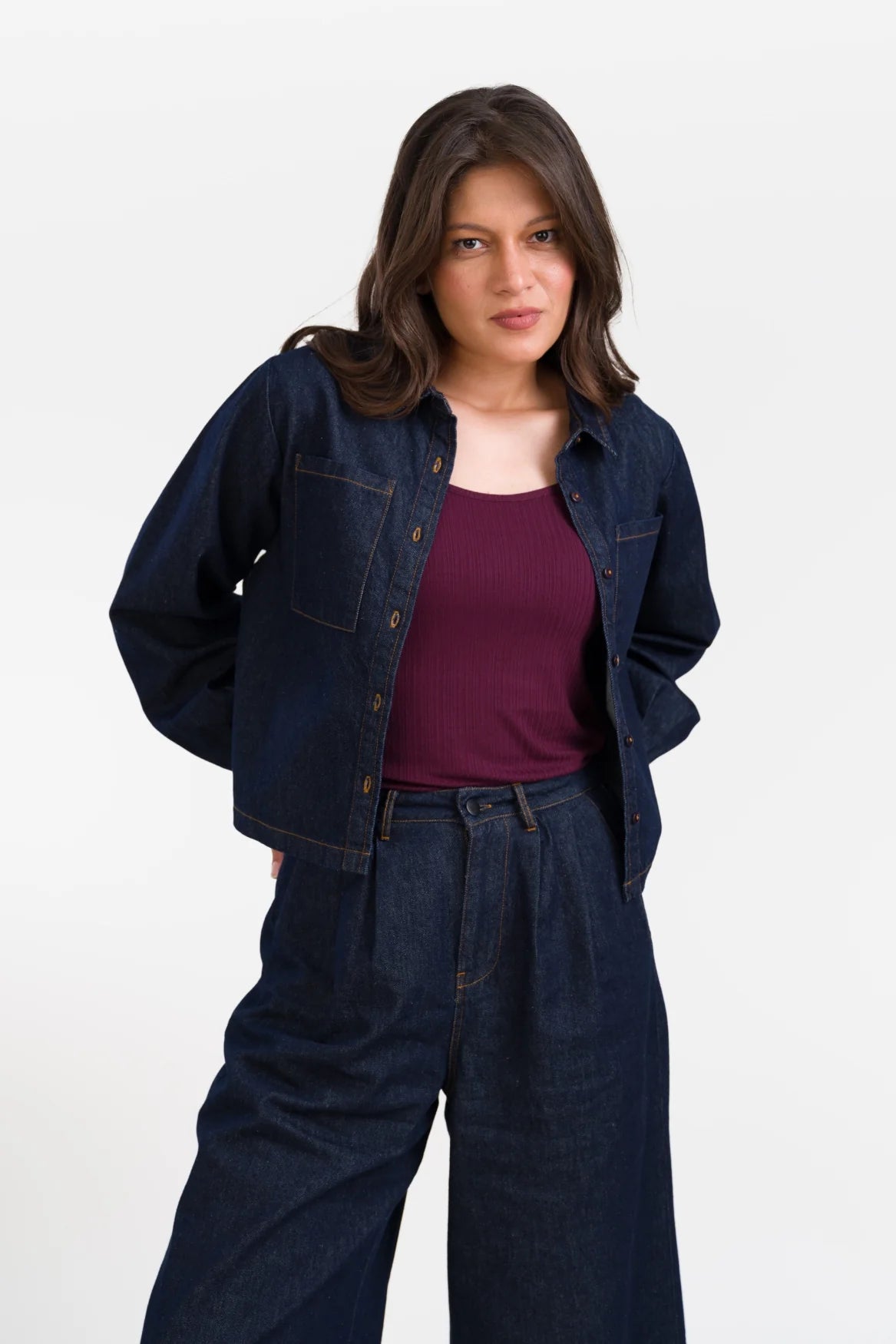 LaLamour Abby Overshirt Denim Dark Blue offen getragen – Stylingansicht
