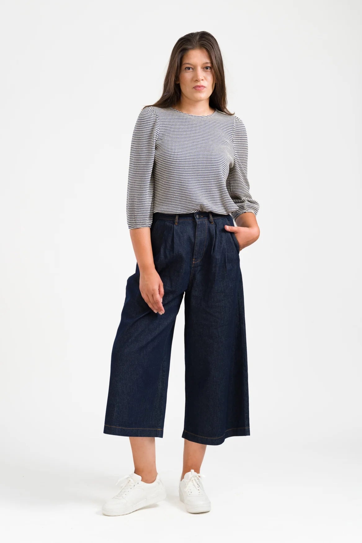 LaLamour Lotus Trousers Denim Dark Blue – Damen Marlenehose, getragen – Vorderansicht