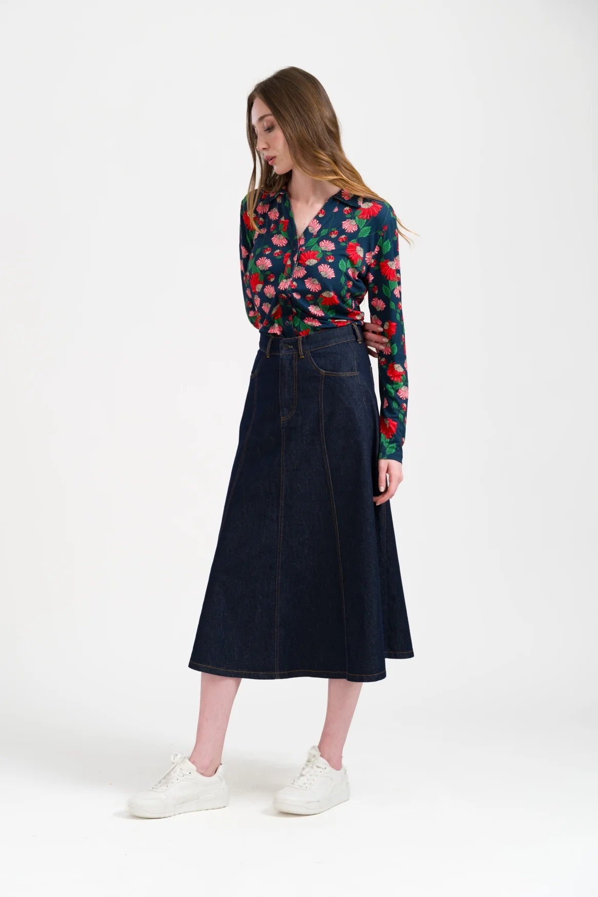 LaLamour River Skirt Denim Dark Blue – Damen Jeansrock, getragen – Seitenansicht