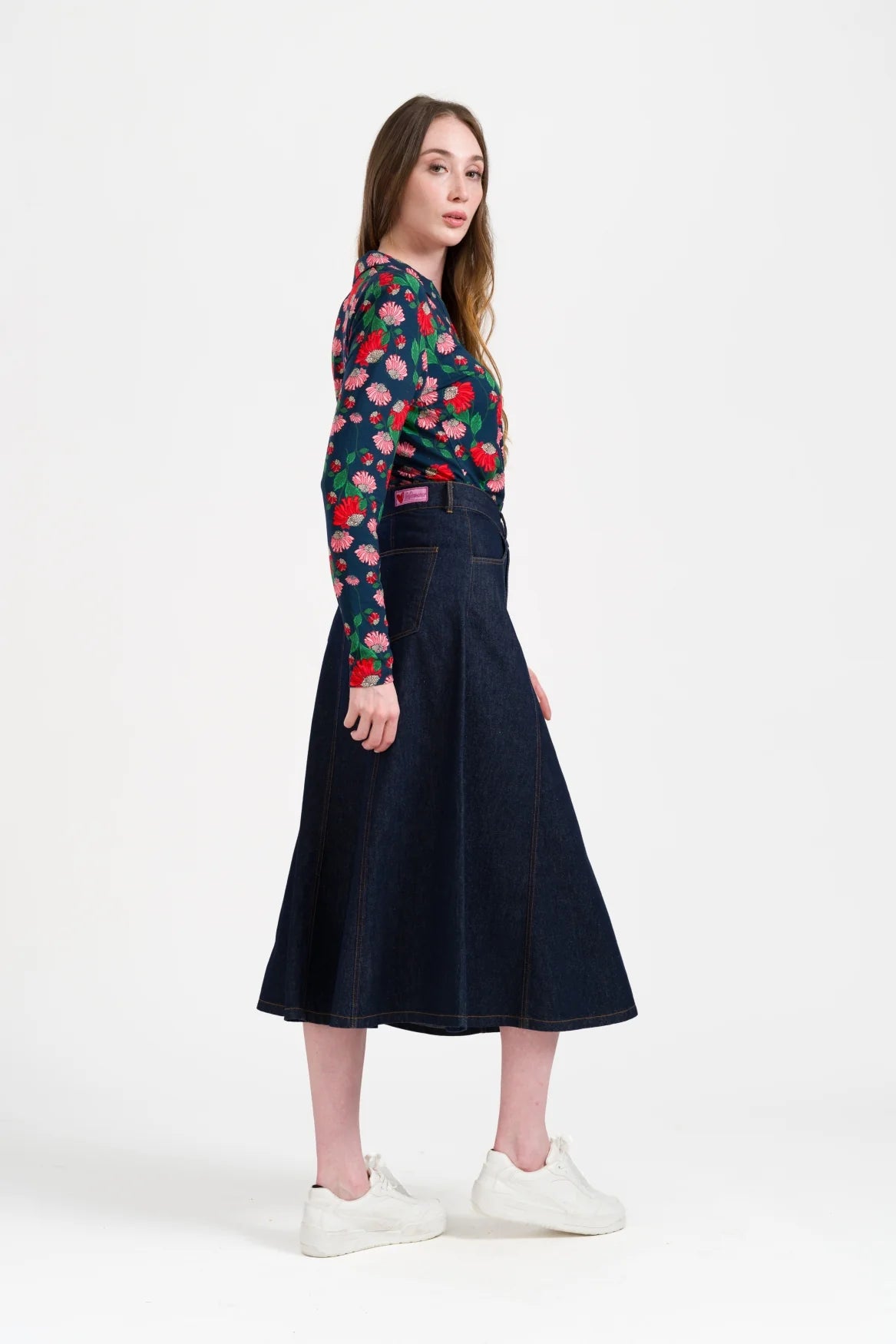 LaLamour River Skirt Denim Dark Blue – Damen Jeansrock, getragen – Vorderansicht