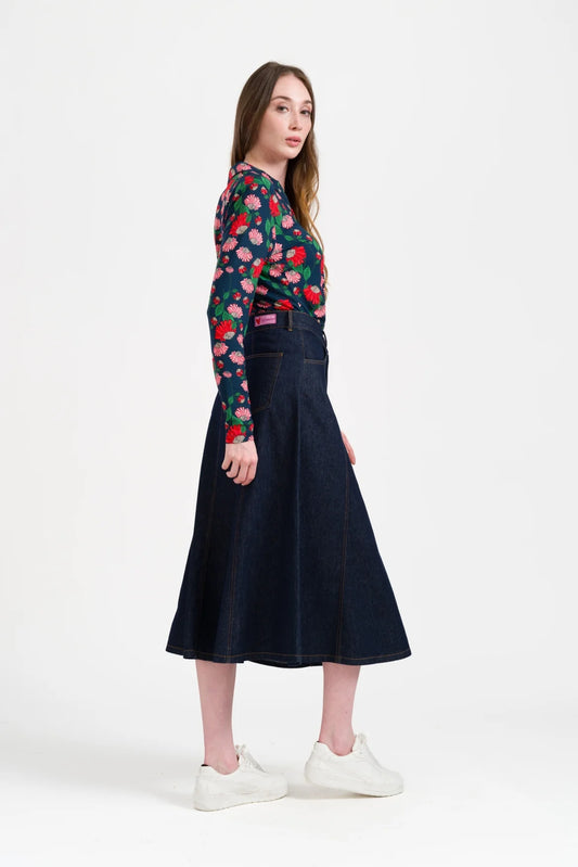 LaLamour River Skirt Denim Dark Blue – Damen Jeansrock, getragen – Vorderansicht