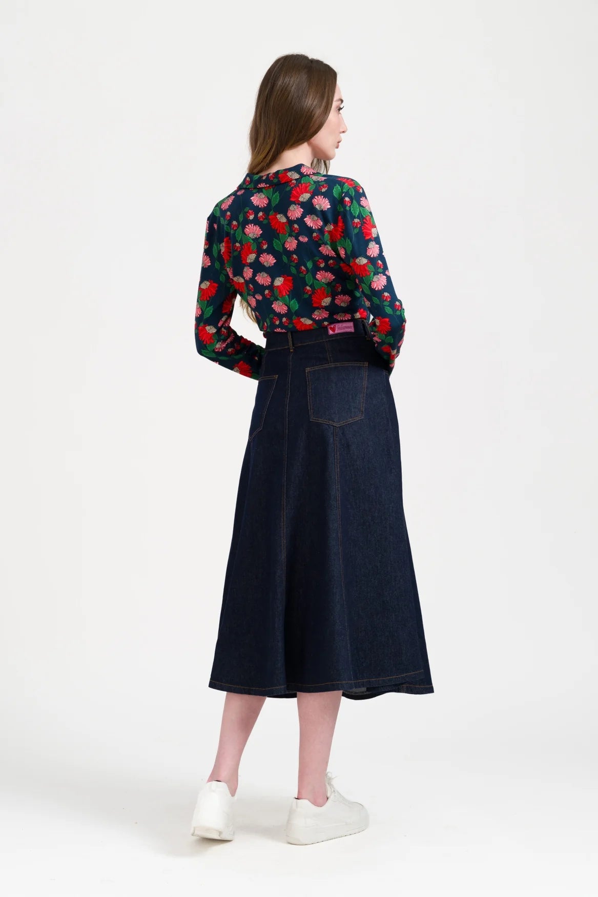 LaLamour River Skirt Denim Dark Blue – Damen Jeansrock, getragen – Rückansicht