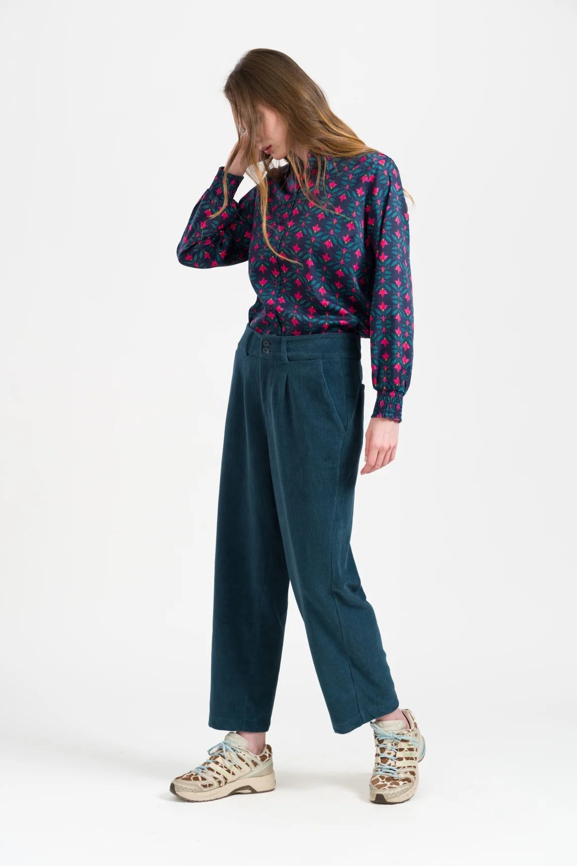 LaLamour Brooklyn Trousers Rib Velour Mediterranea – Damen Hose, getragen – Vorderansicht