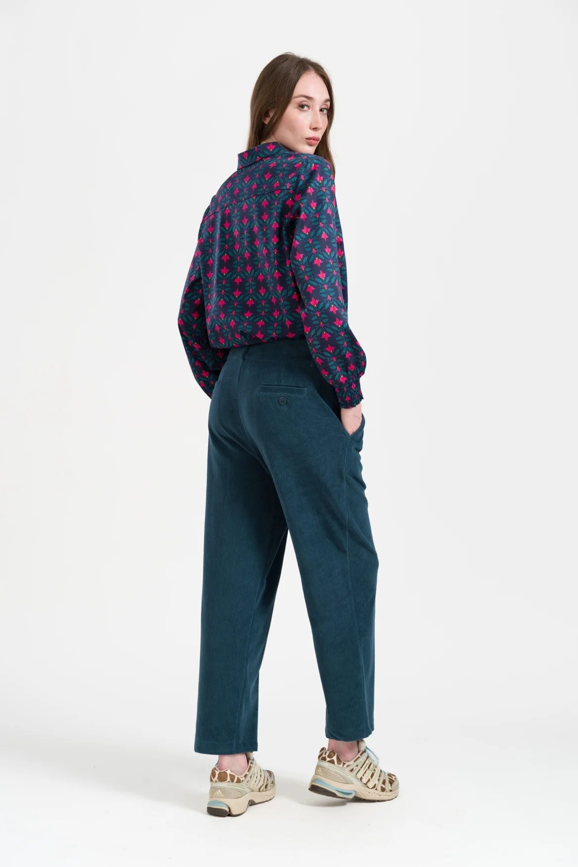LaLamour Brooklyn Trousers Rib Velour Mediterranea – Damen Hose, Detail des petrolfarbenen Rib-Velours