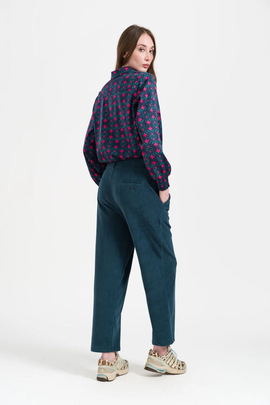 LaLamour Brooklyn Trousers Rib Velour Mediterranea – Damen Hose, Detail des petrolfarbenen Rib-Velours